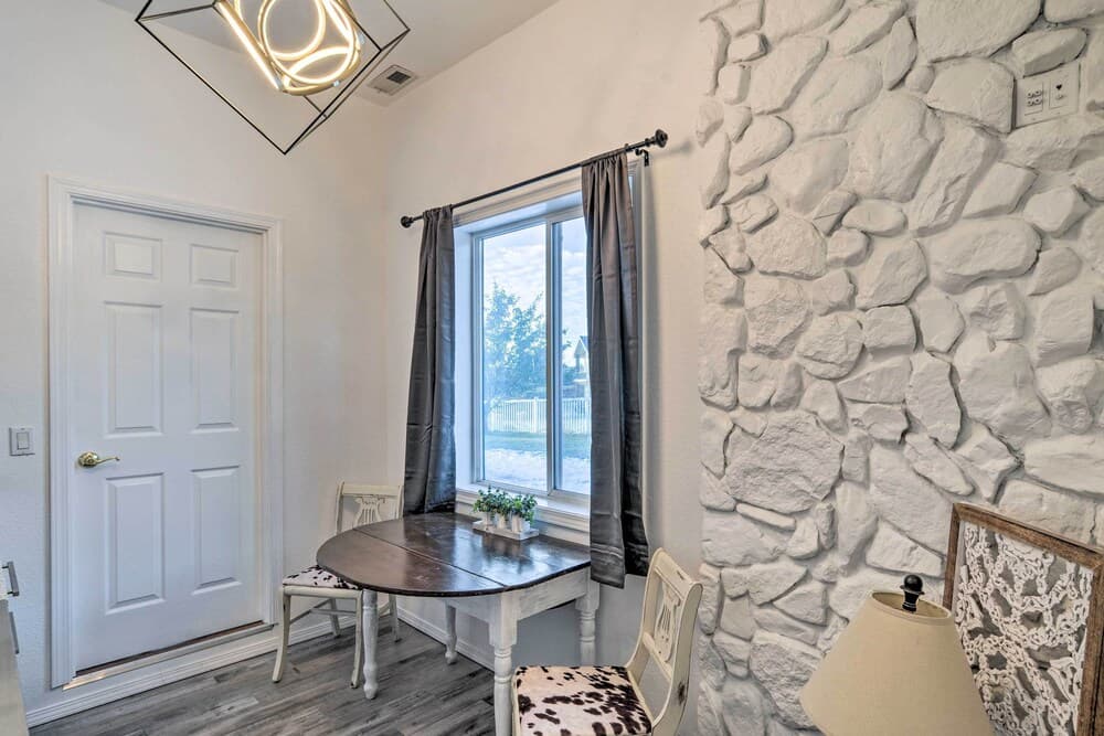 Stylish Klamath Falls Unit < 1/2 Mi to Oit!