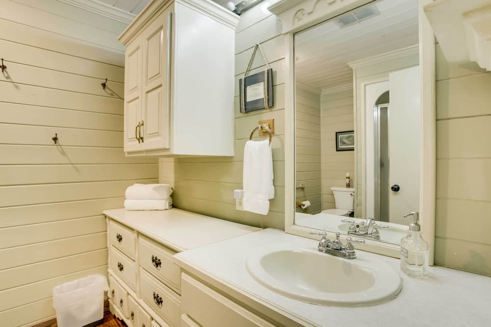 Dularge Grand Villa - Steps to Marina + Fishing!