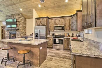 Sleek Show Low Cabin w/ 2 Decks - Newly Built