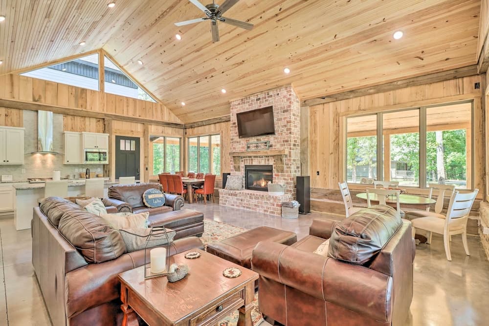 All-encompassing Lakehouse w/ Modern Accents!