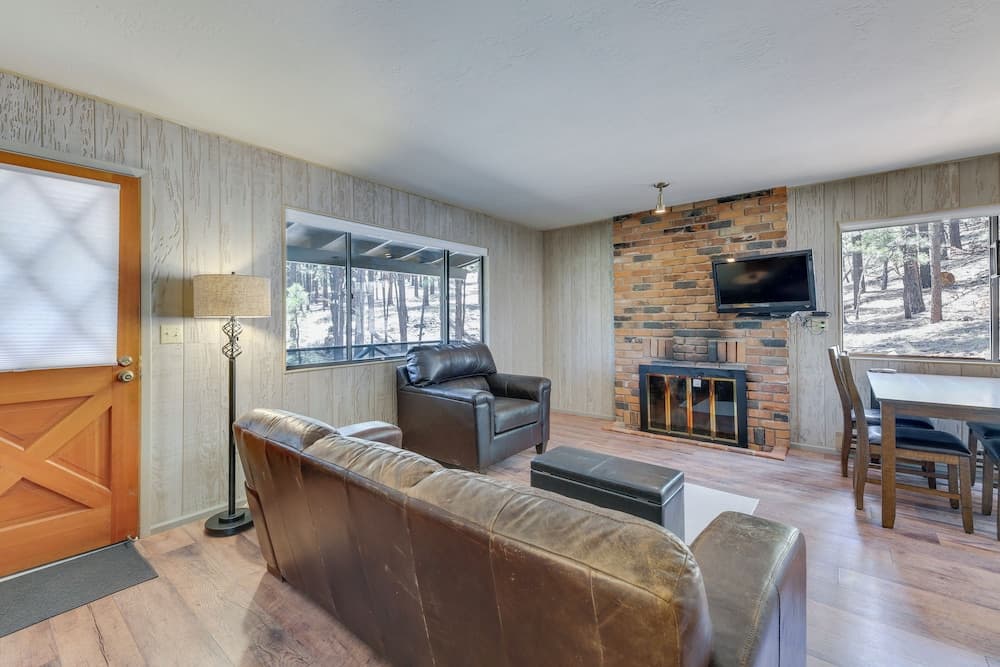 Covered Deck & Grill: Cozy Greer Hideaway!