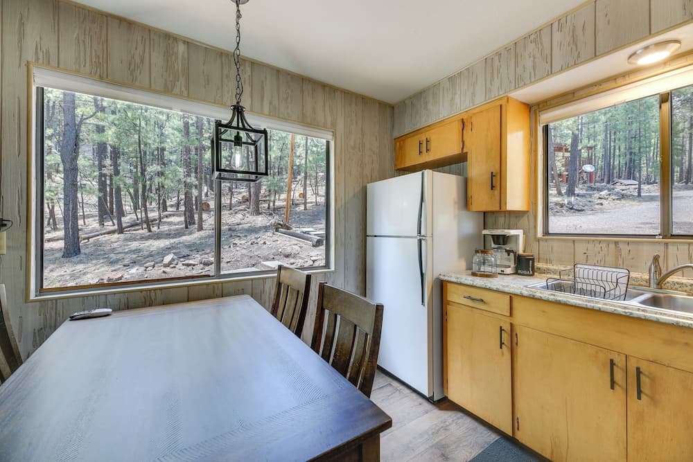 Covered Deck & Grill: Cozy Greer Hideaway!