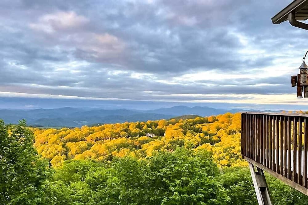 Deck + Million Dollar Views: Beech Mountain Cabin
