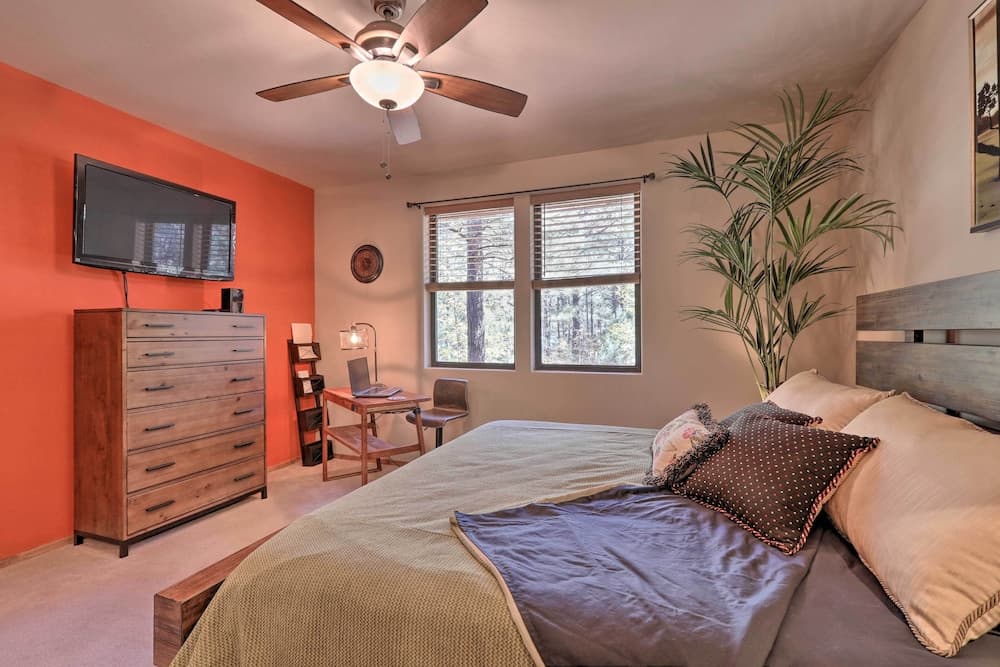 Pet-friendly Show Low Townhome w/ Deck & Grill!