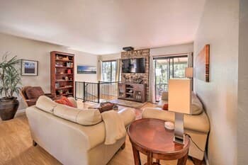 'the Crooked Pot Cabin' Near Hiking + Dining!