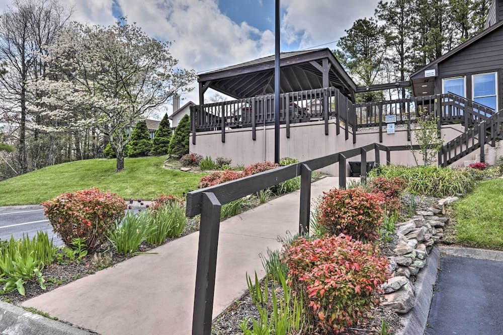 Pool Access & Balcony: Mtn-view Gatlinburg Condo