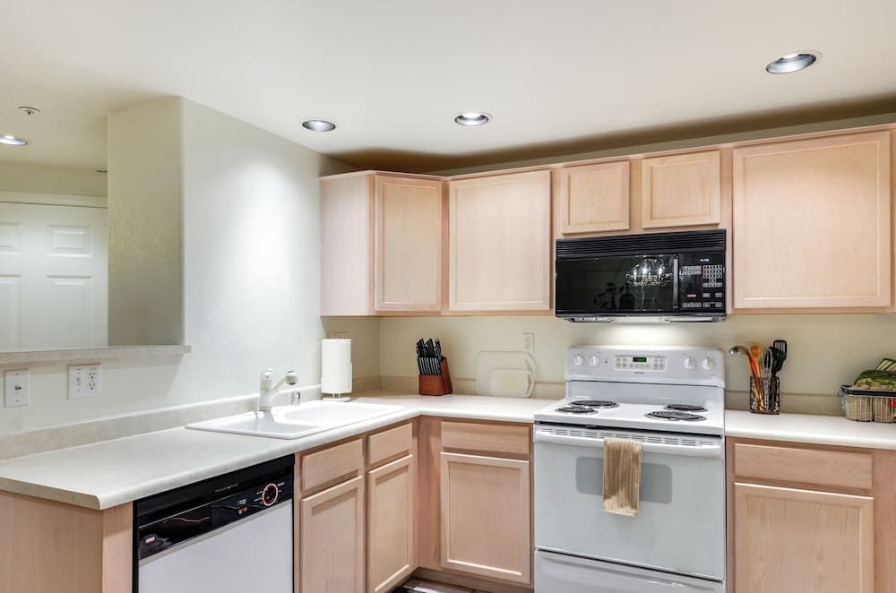 Phoenix Couples Condo w/ Deck & Resort Amenities!