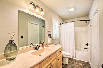 Serene Mountain Cabin: Hike, Raft + Sightsee!