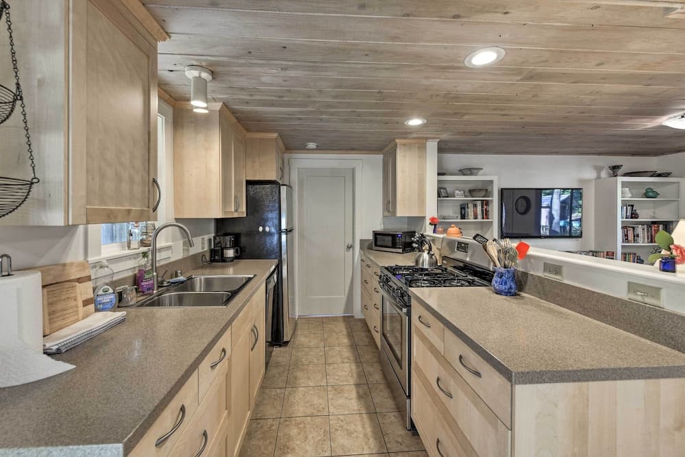 Peaceful Cottage w/ Grill & Yard in Grass Valley!