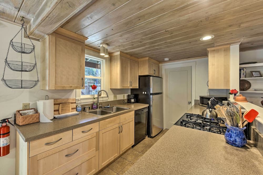 Peaceful Cottage w/ Grill & Yard in Grass Valley!