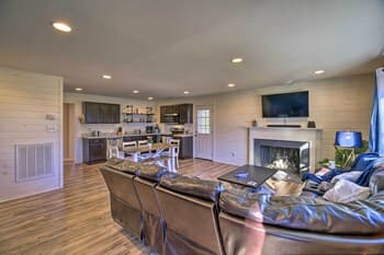 Cozy Bristol Home w/ Yard ~ 1 Mile to Downtown!