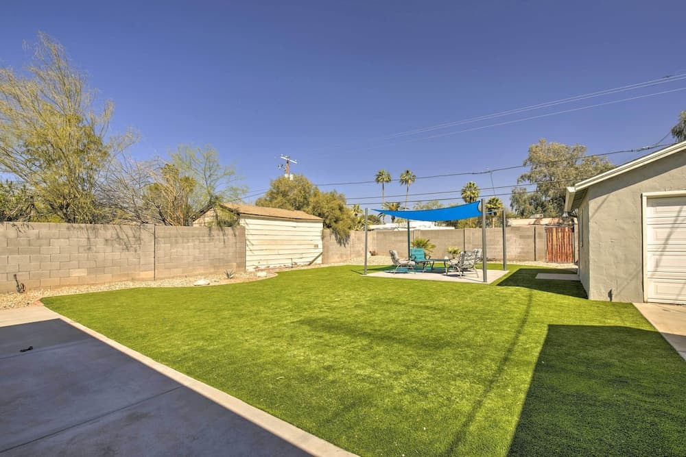 2 Mi to Dtwn Phoenix: Cottage w/ Private Yard!