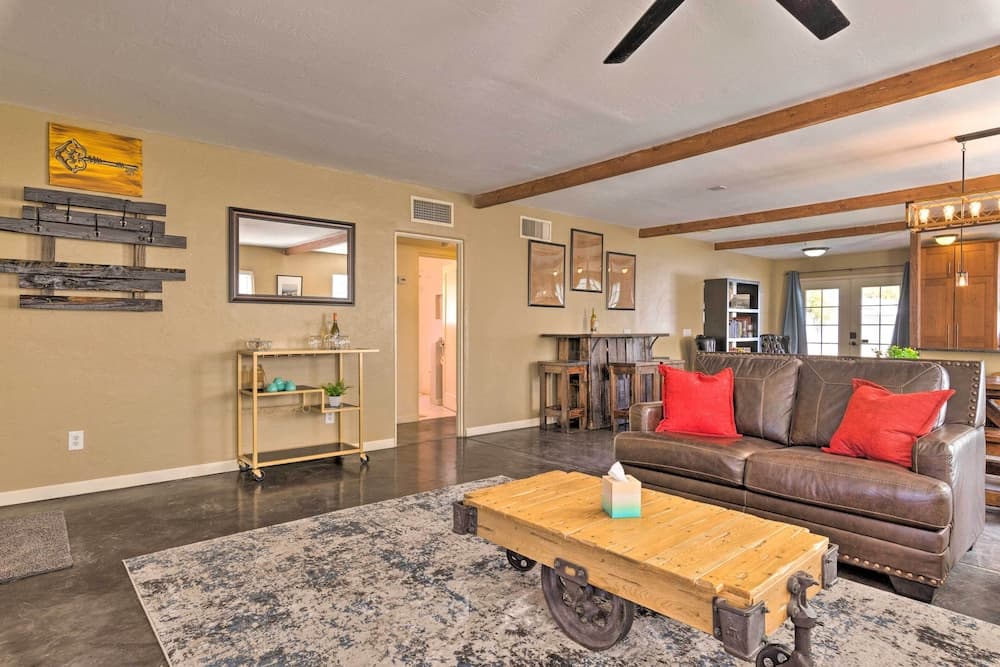 2 Mi to Dtwn Phoenix: Cottage w/ Private Yard!