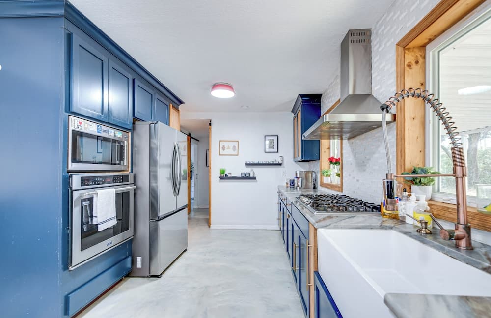 4 Mi to UF: Pet-friendly Home w/ Yard & Deck