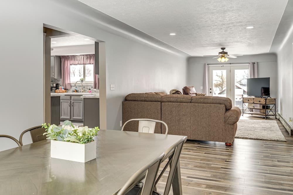 Charming Curtis House: Large Deck w/ Lake View!