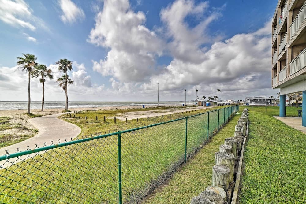 Pool & Direct Beach Access: Corpus Christi Escape