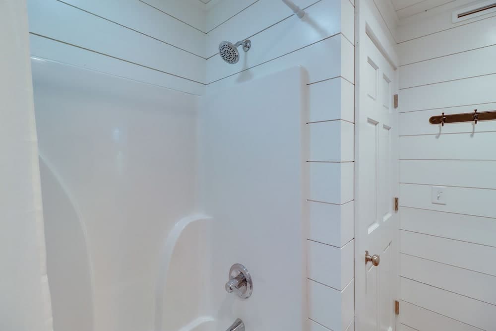 Greers Ferry Treehouse-style Cabin w/ Lake Access!