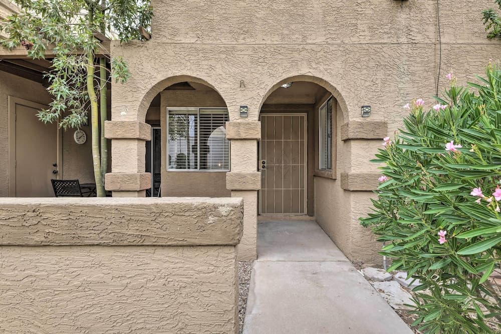 1 Mi to Dtwn Chandler: Townhome w/ Community Pool