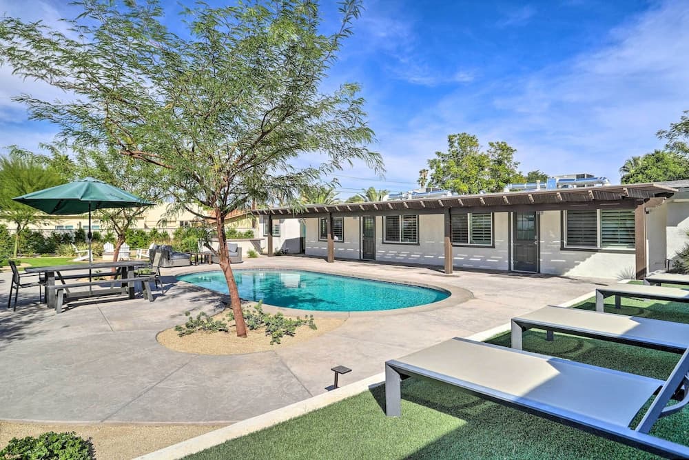 < 1 Mi to El Paseo: Cottage Oasis w/ Fire Pit