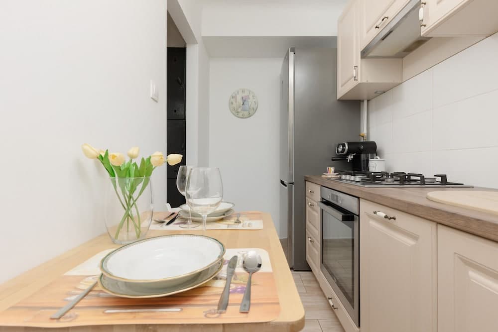 Elegant Warsaw Apartment by Renters