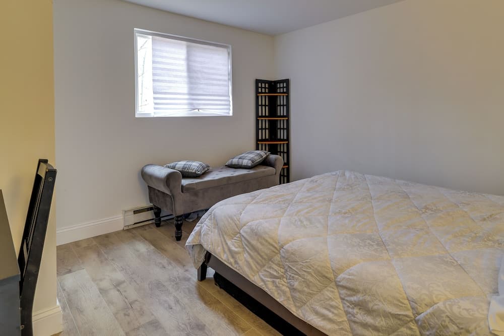 Pet-friendly Pocono Lake Home w/ Fire Pit + Deck!