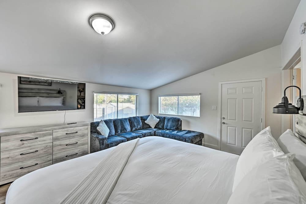 Updated Poway Farmhouse: Walk to Parks!