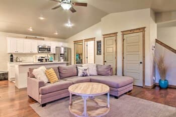 Townhome w/ Private Hot Tub, 8 Mi to Downtown