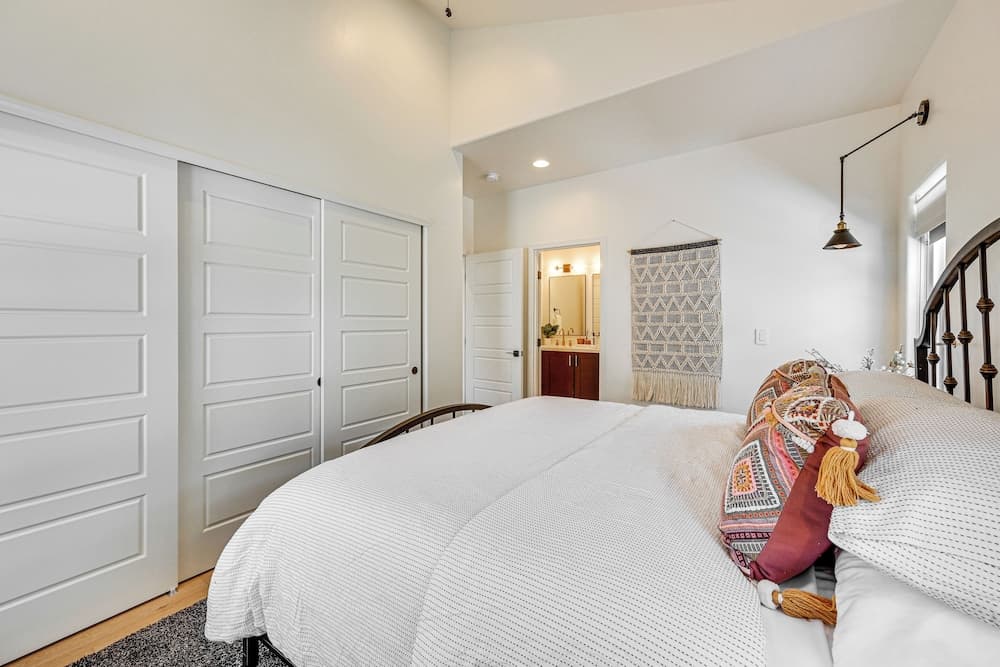 Views & Hot Tub: 'pineberry Modern' Luxury Home