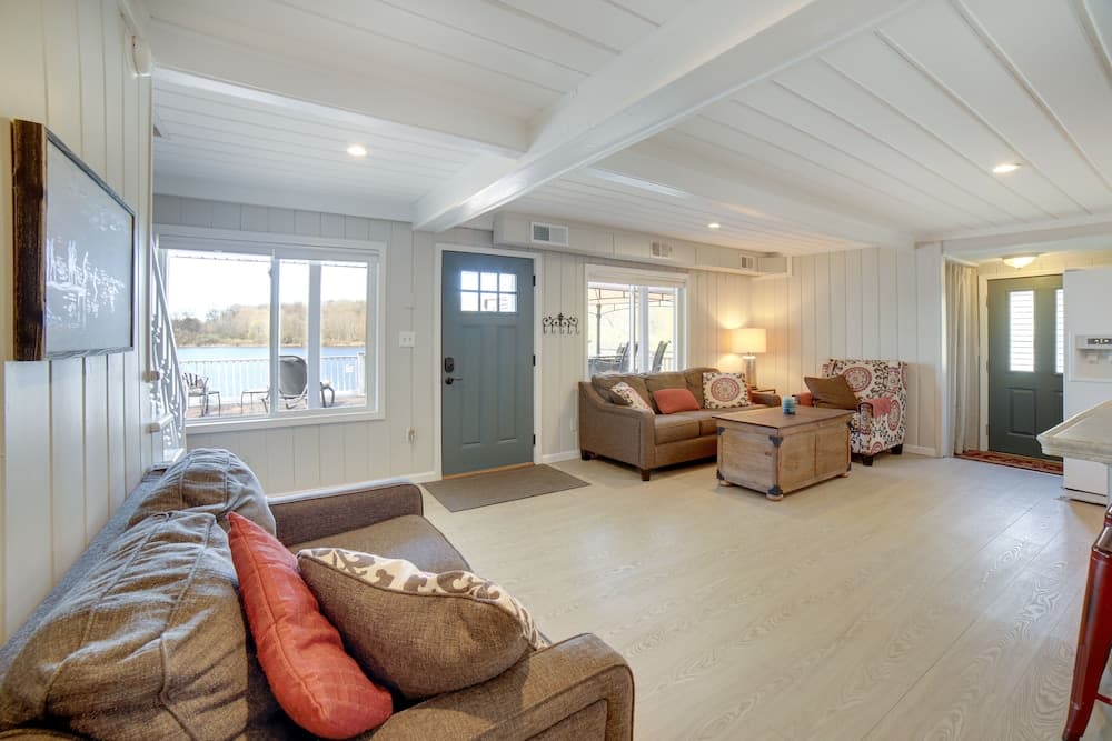 Big Pine Island Lake Cottage w/ Boat Dock & Kayaks