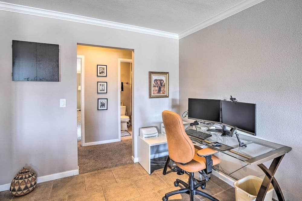 Pool & Outdoor Lounge: Scottsdale Family Home