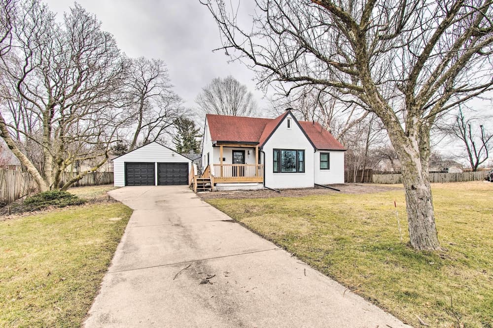 Pet-friendly Uptown Normal Home: Steps to ISU