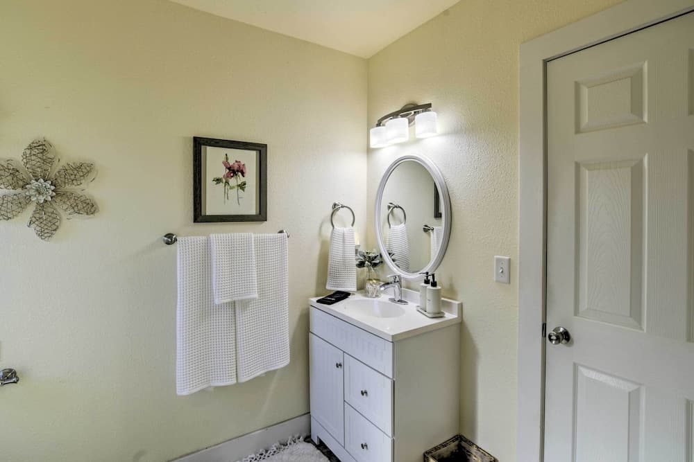 Ideally Located Chico Home - Fire Pit & Grill