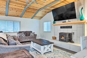 Idyllic Cabin, 1 Mi to Mi-wuk Village!