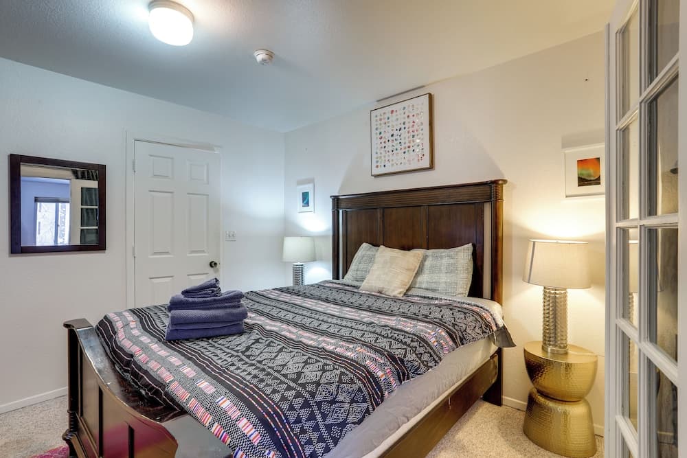 Waterfront Apt, Walk to Town & Coastal Trail!