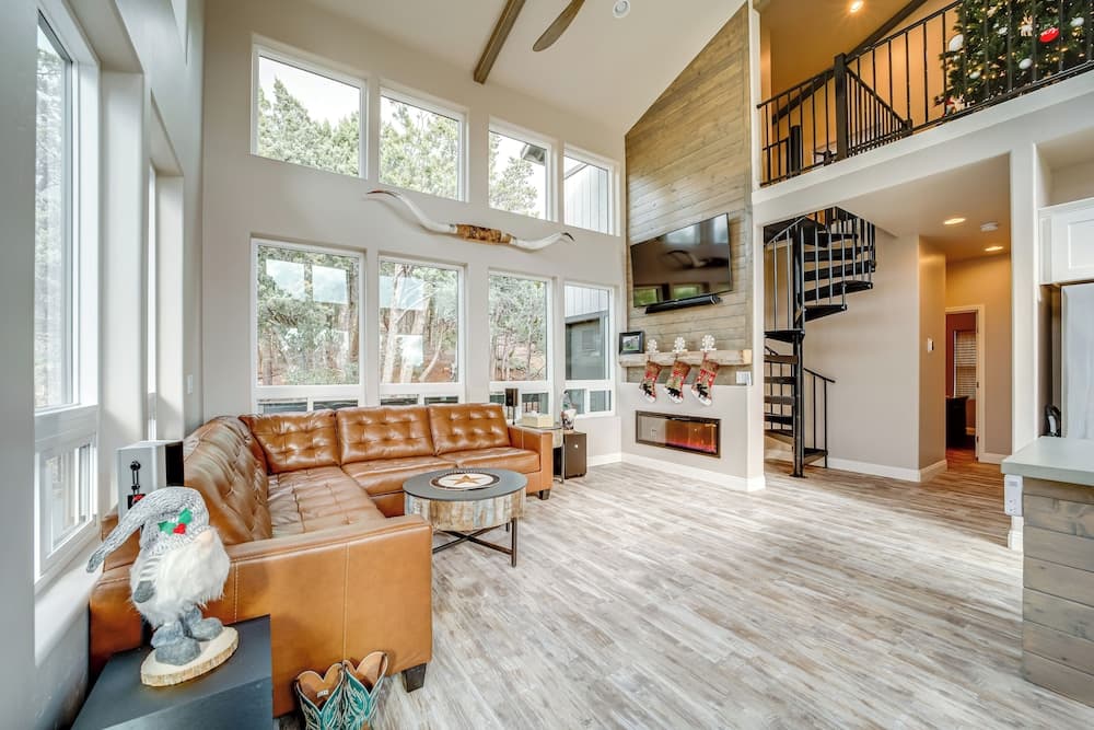 Hot Tub + Deck: Mtn-view Pine Getaway!