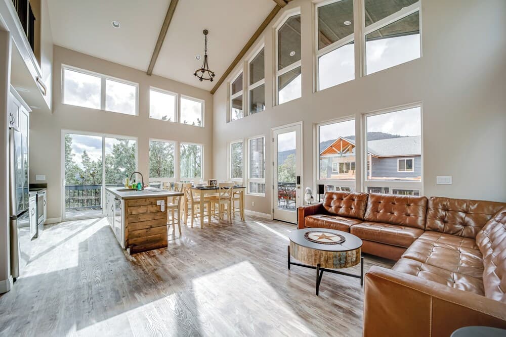 Hot Tub + Deck: Mtn-view Pine Getaway!