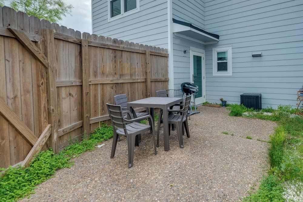 Rockport Condo ~ 6 Mi to Rockport Beach Park!