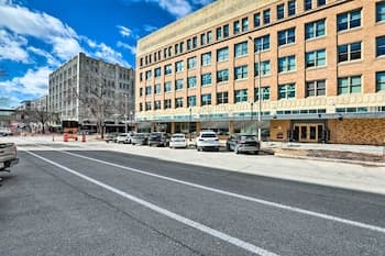 Walk to UNL Campus: Dtwn Lincoln Loft Apt!