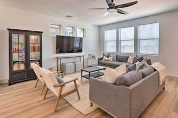 Modern Flagstaff Home: Hot Tub, 3 Mi to Dtwn!