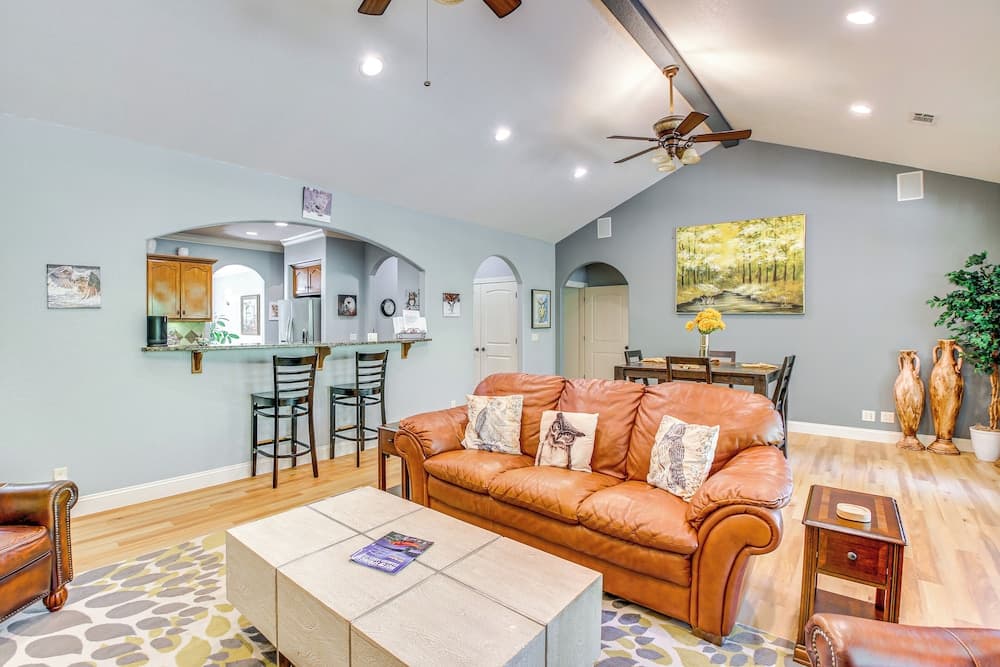 < 5 Mi to Lake Desoto: Grand Hot Springs Home