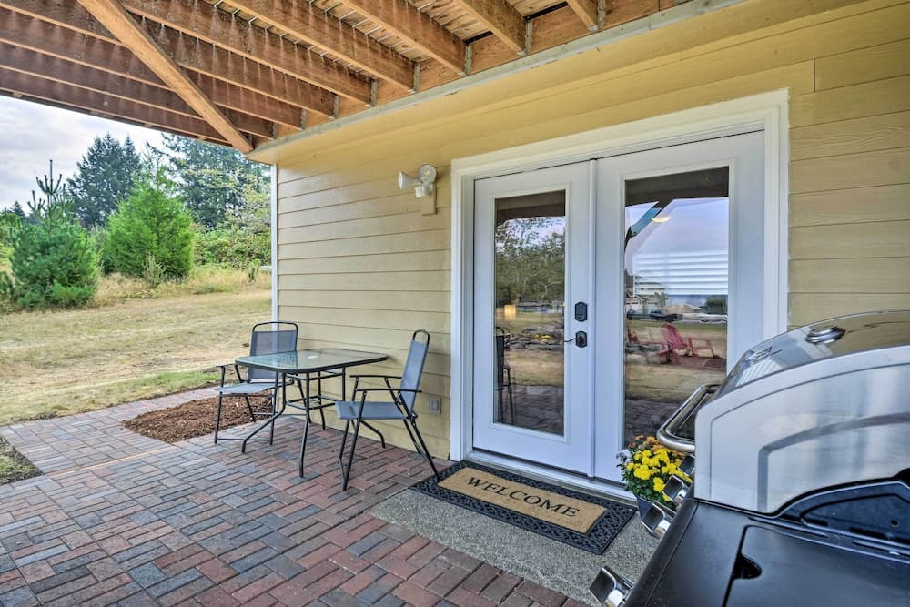 Cozy Port Orchard Home w/ Grill & Fire Pit!