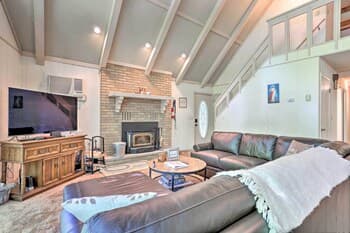 Pet-friendly Lake Ariel Resort Home w/ Deck!