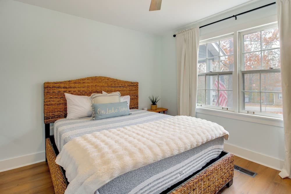 2 Mi to Tims Ford Lake! Cozy Cottage w/ Fireplace