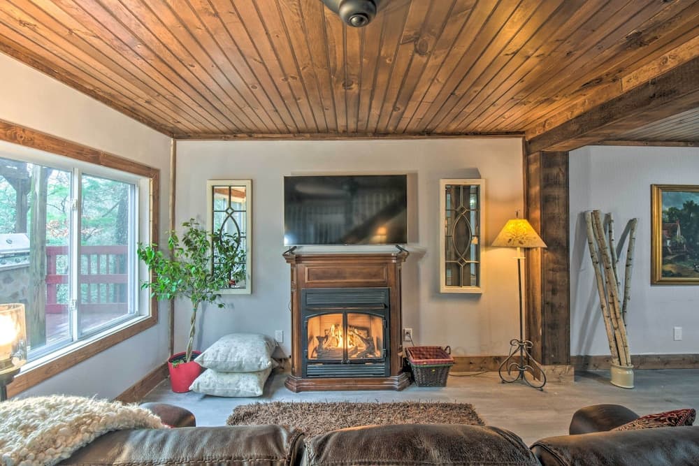 Otto Home w/ Fire Pit, Tree House & Hot Tub!