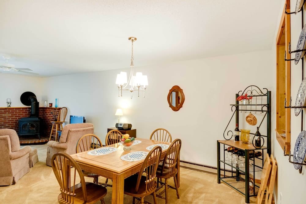 Lovely White Mountains Condo: Hike, Ski & Unwind!