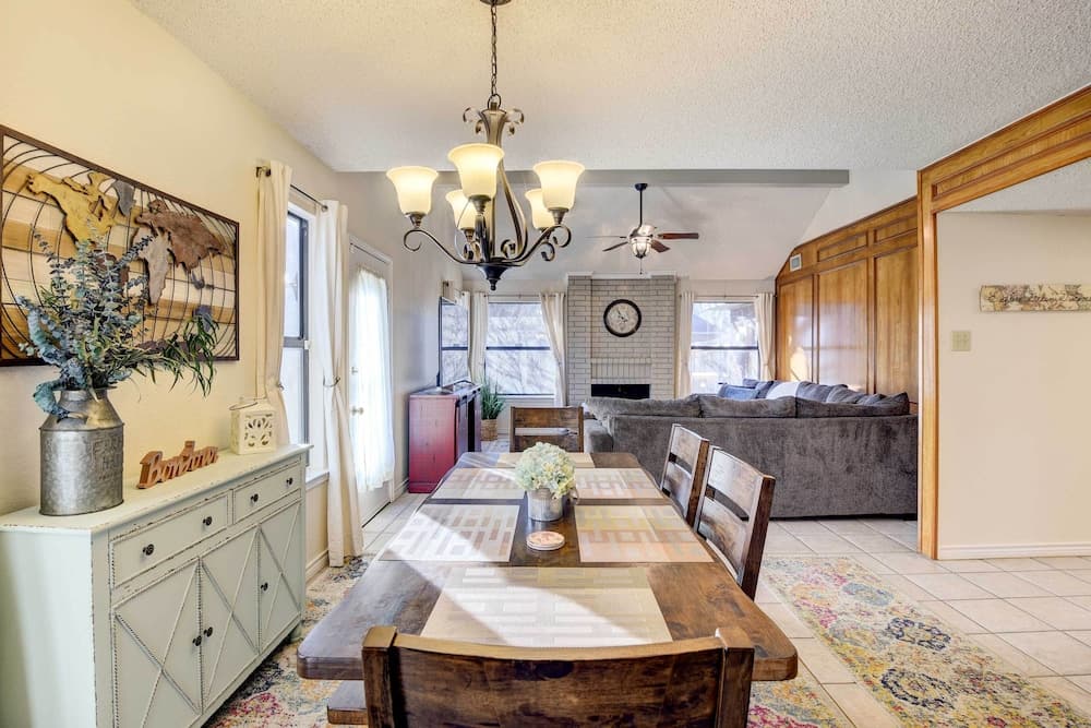 4 Mi to Joe Pool Lake: Home in Grand Prairie