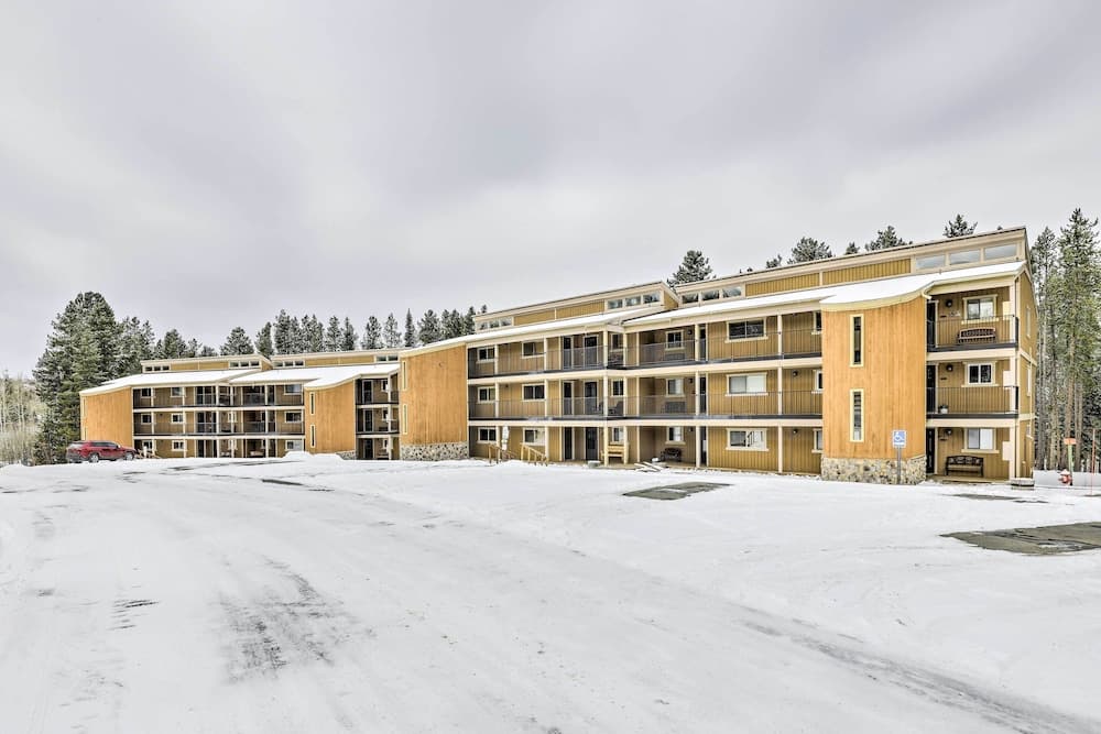 Winter Park Condo w/ Hot Tub, 3 Mi to Slopes!