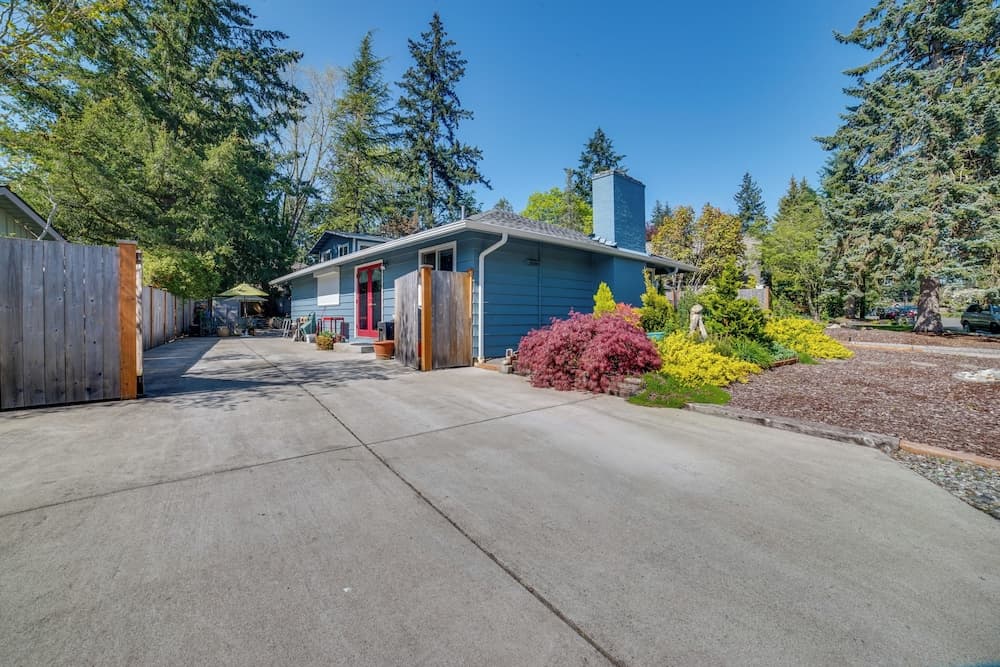 Bellevue Abode: Balcony, 13 Mi to Downtown Seattle