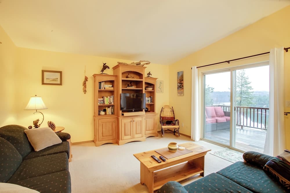 Cave Bay Vacation Rental w/ Game Room!