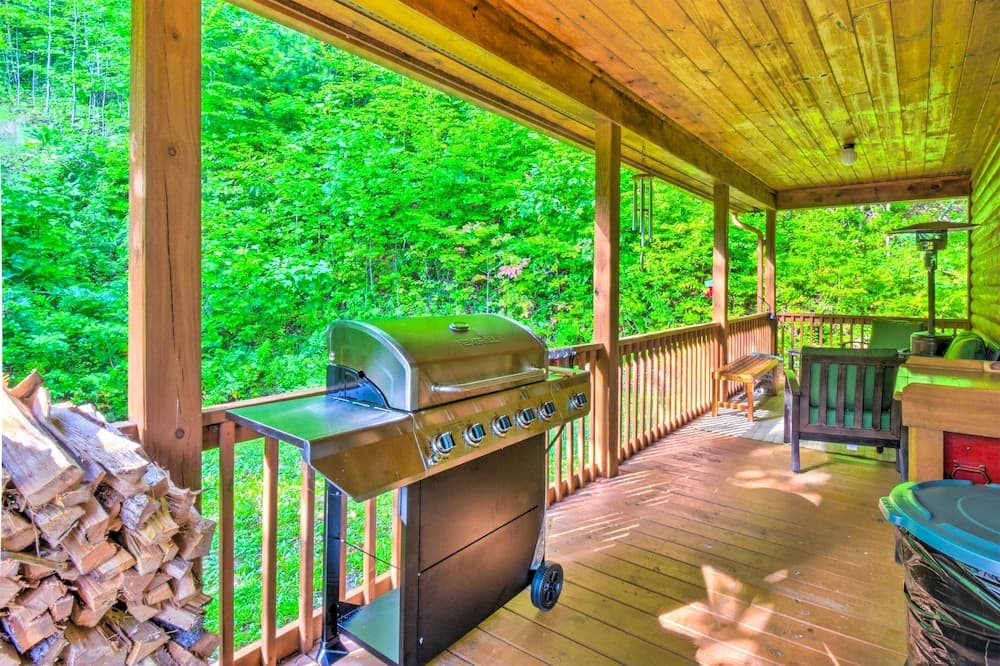 3 Mi to Museums: Smoky Mountains Cabin w/ Deck